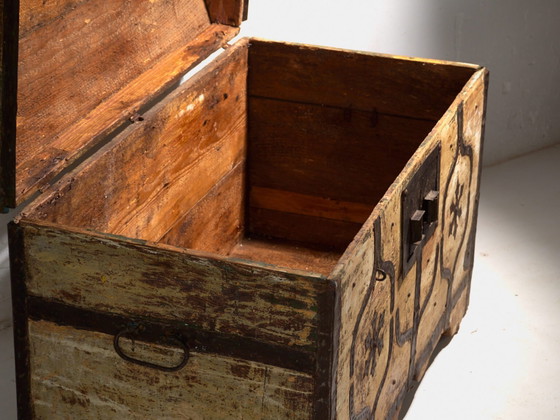 Antique iron-bound chest in pine wood – Central Europe, circa 1870 – Storage cabinet, Brass, Rustic (photo 38 of 40)