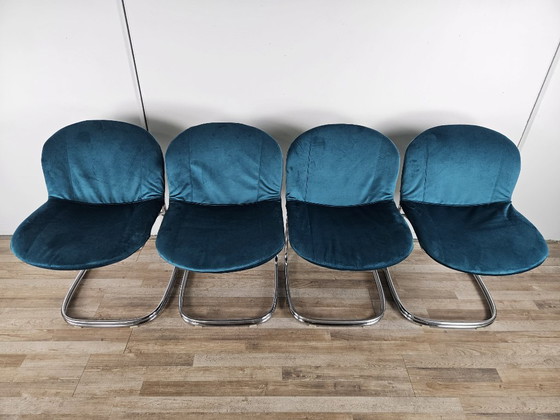 Image 1 of Quattro sedie tubolari degli anni '70 rivestite in velluto blu