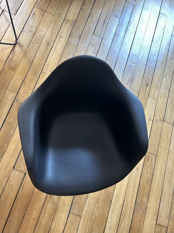 Image 1 of Authentieke Eames schommelstoel – Zwart & Hout – In zeer goede staat