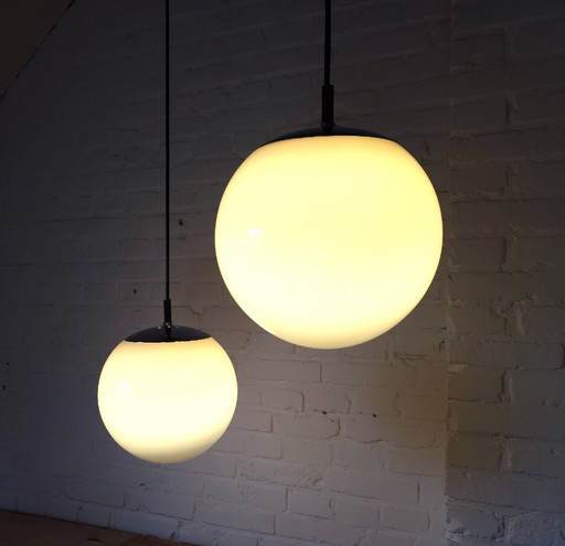 1 des 2 suspensions en verre RAAK, modèle Morning Mist de style Mid-Century Modern avec douille chromée ; 2 ENCORE DISPONIBLES