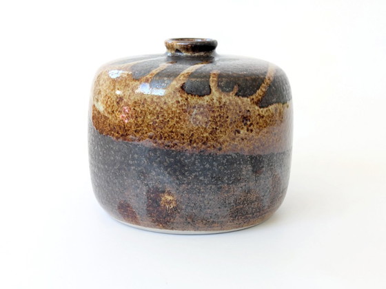 Image 1 of Vaso vintage rotondo in ceramica Studio Pottery |Smalto marrone e crema a goccia | Ceramica moderna del Medioevo