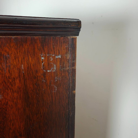 Englischer Vitrinenschrank aus dem späten 19. Jahrhundert mit Glastüren und Schubladen. – Wood (photo 4 of 15)