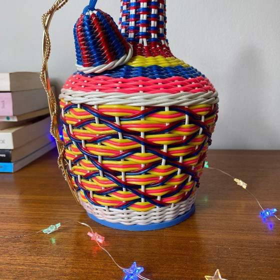 Image 1 of Oude glazen fles en plastic vlechtwerk scoubidou