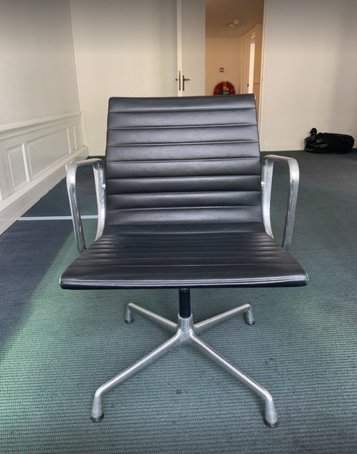 2x Vitra Eames EA 108