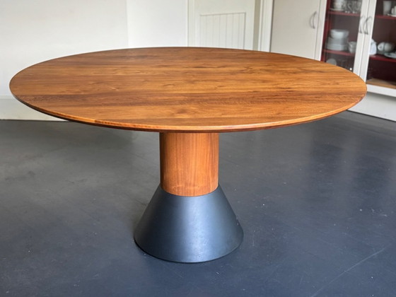 Image 1 of Mesa de comedor Arco Balance tapa de madera maciza (136 cm)