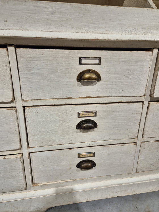 Image 1 of Vecchia credenza rurale in pino con vetri tagliati