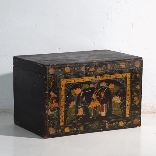 Antike schwarz lackierte Truhe aus Kiefernholz – China, circa 1900
