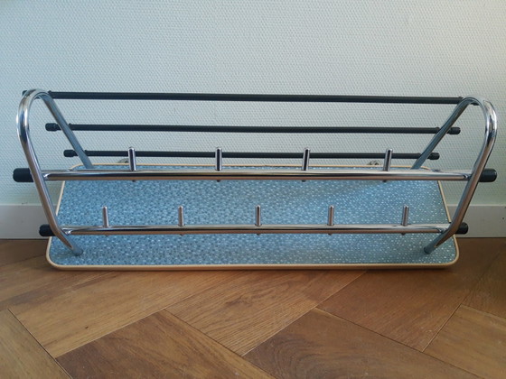 Image 1 of Wunderschöne, zweireihige Wandgarderobe im Retro-Stil der 50er Jahre mit Rohrrahmen und Hutablage, Bauhaus-Stil, blau mit Chrom