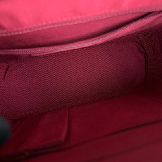 Image 1 of Sac hobo Chanel Gabrielle petit modèle - Cuir de veau matelassé noir, finitions dorées