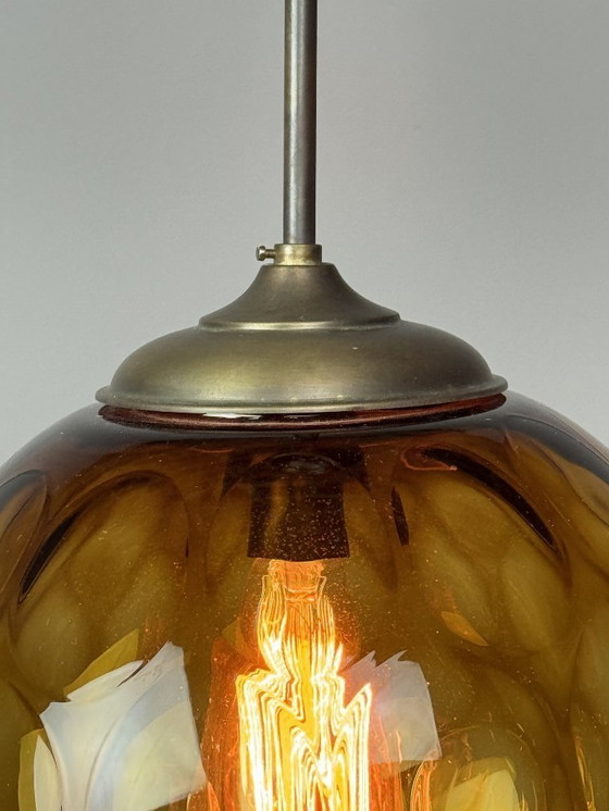Image 1 of Hanglamp met donker amberkleurige glazen bol in mid-century design, Europa, jaren 60.
