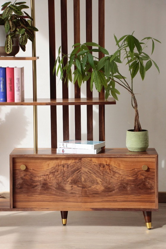 Image 1 of Divisorio per ambienti illuminato - Noce e ottone