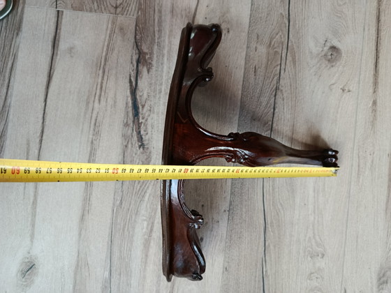 Konsolentisch / Wandnachttisch aus geschnitztem Nussbaumholz – Wood (photo 6 of 6)