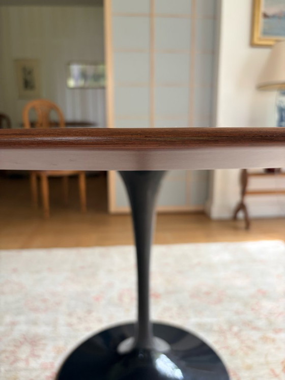 Table de repas de Eero Saarinen, edition limitée 50th anniversary - 2011 plateau en noyer verni matte, pied (photo 7 of 9)