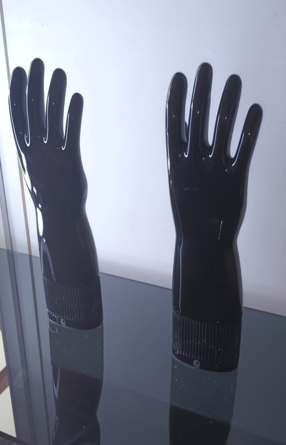 Image 1 of Rare ensemble de 2 moules à gants en porcelaine Pirelli - Art industriel noir du milieu du siècle (1985)