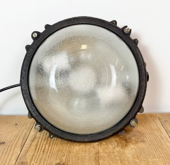 Zwarte industriële gietijzeren wand- of plafondlamp van Elektrosvit, jaren 60. – Wandlampen, Glass (photo 10 of 14)