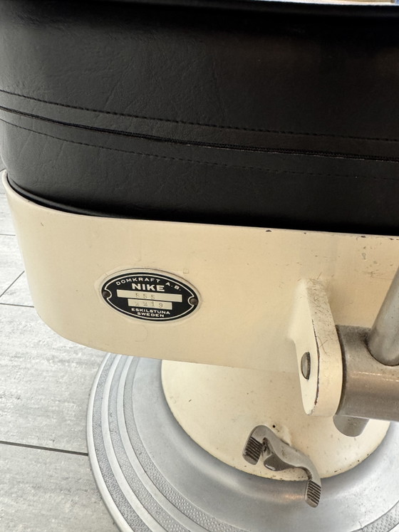 Image 1 of Fauteuils de barbier NIKE Suède 1940