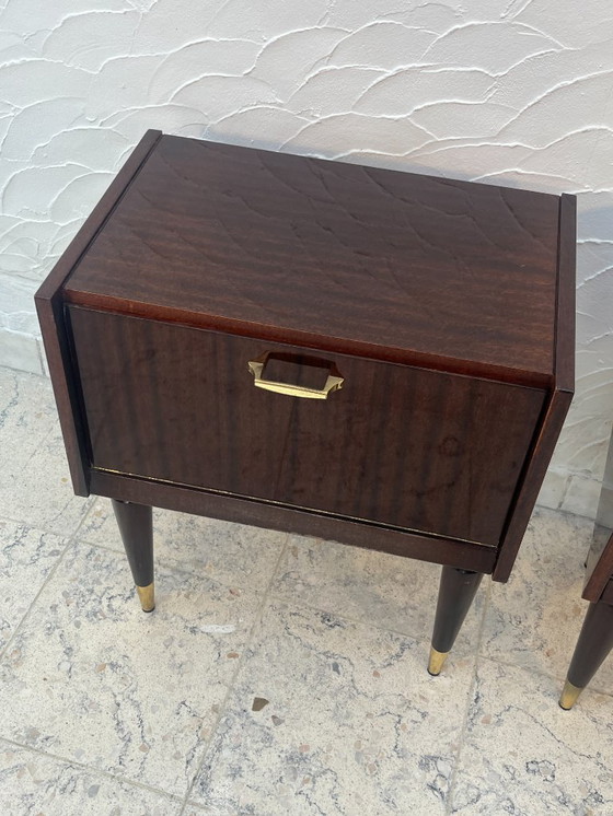 Image 1 of Een paar vintage nachtkastjes uit de jaren 60 met messing spijlenpoten.