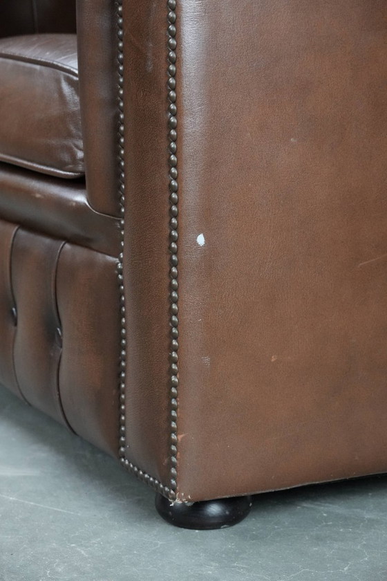 Image 1 of Impresionante sillón Chesterfield de piel de vaca marrón al estilo inglés, acabado con clavos decorativos.
