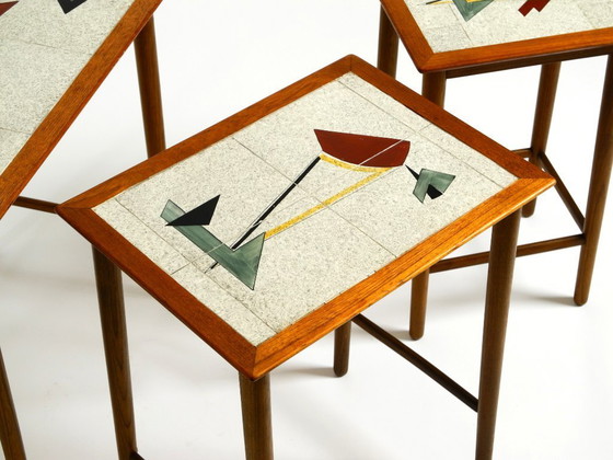 Image 1 of Originale set di 3 tavolini da nido in teak del Mid Century Modern con superfici in formica colorata