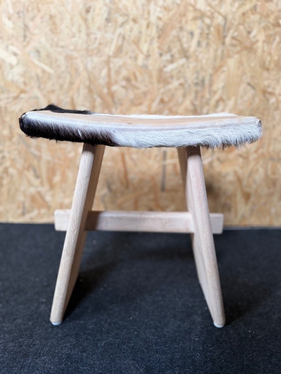 Image 1 of Taburete tapizado en piel de vaca.