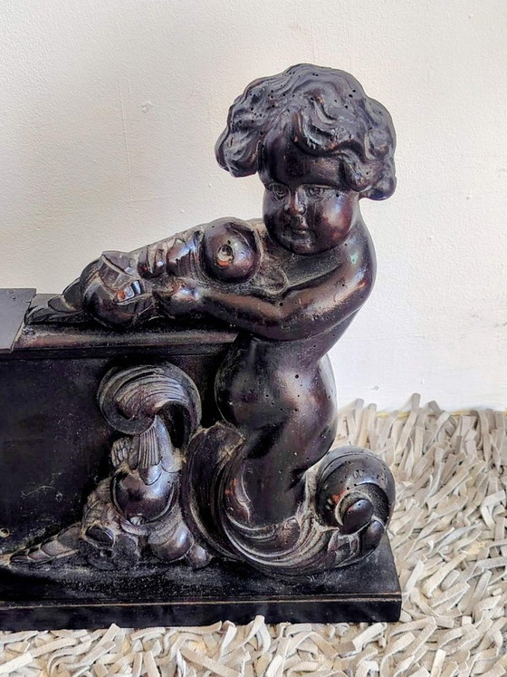 Image 1 of Panneau ancien en bois sculpté représentant un chérubin.