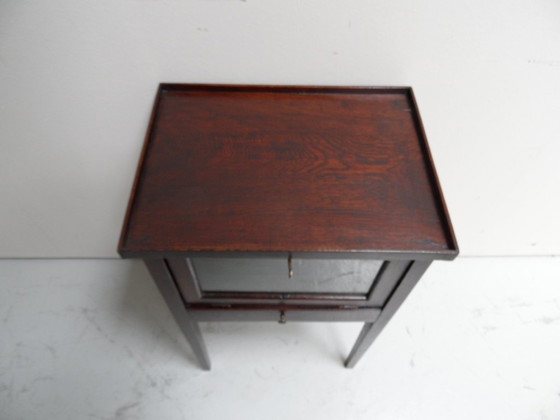 Image 1 of Antiek eiken vitrinekastje