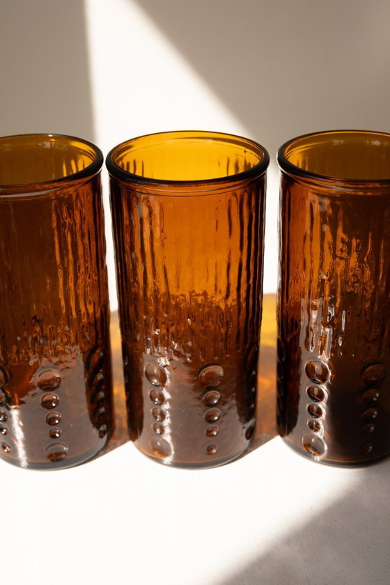 Juego de 6 vasos largos de color ámbar para bebidas, de vidrio prensado. – Vasos y jarras, Glass (photo 3 of 6)