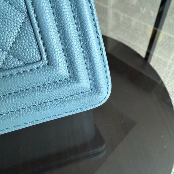 Image 1 of Chanel Boy Medium - Caviar 25CM Gewatteerd Blauw Goudkleurige Hardware 25
