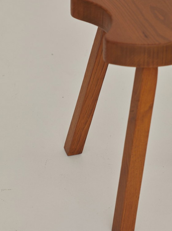 Image 1 of Vintage brutalistische driepootkruk van massief beukenhout, circa 1960.