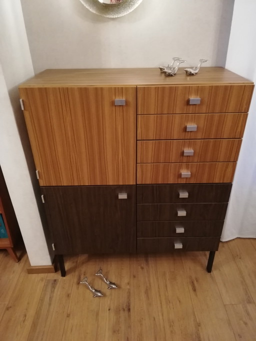 Mobiletto vintage di metà secolo su base in acciaio
