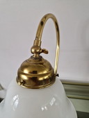 Lampe de bureau en laiton et verre opalin
