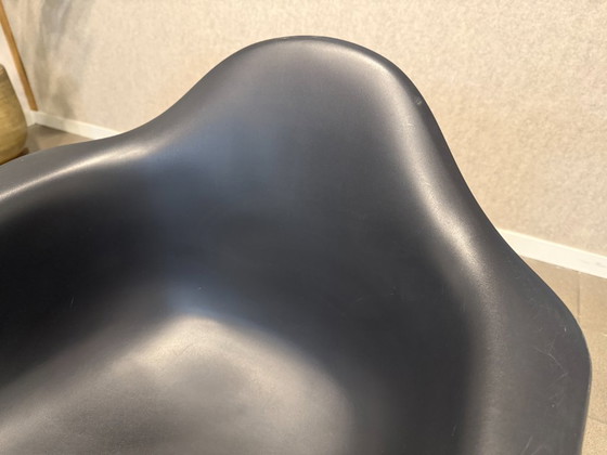 Vitra | Eames | DAW | Zwart Kunststof & Houten Onderstel | 2 Stuks – Fauteuils, Metal, Plastic (photo 7 of 12)