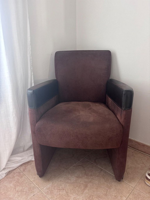 "Fauteuil op wielen, bekleed met nubuck en leer."