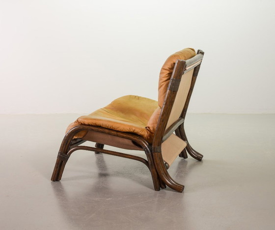 Image 1 of Poltrona lounge in bambù curvato, design brutalista di metà secolo, con rivestimento in pelle color caramello, anni '60.