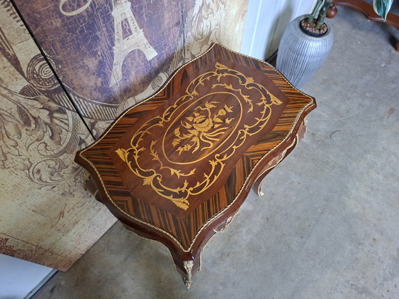 Image 1 of Klassieke tafel met lade gemaakt van fineer van diverse houtsoorten, voorzien van messing beslag, afm. 58x38cm en 73cm hoog.
