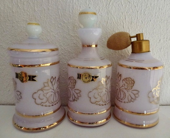 Un set da toeletta vintage in vetro opalino proveniente dall'Italia. – Cristalleria La Toscana (photo 11 of 11)
