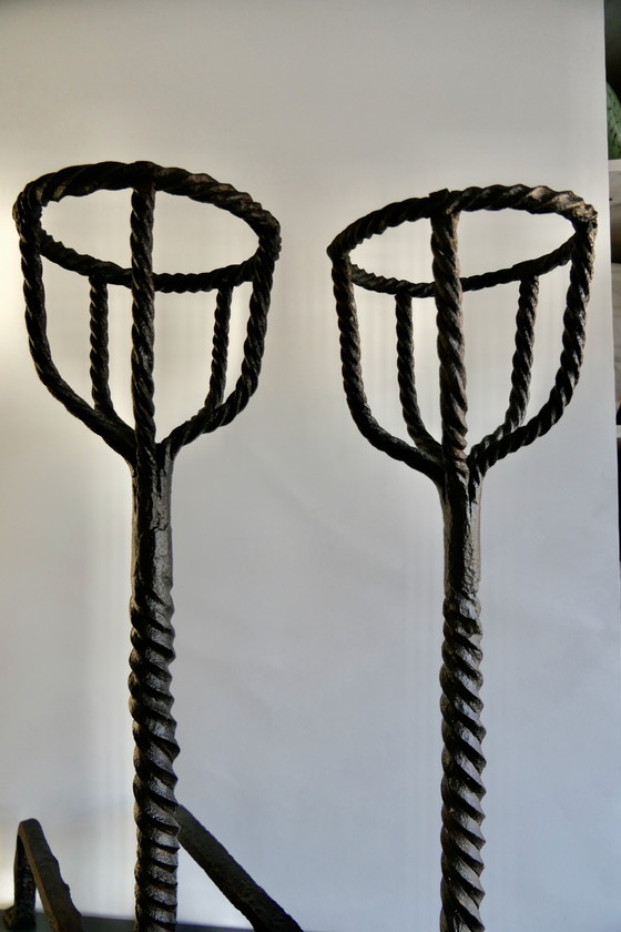 Image 1 of Paire de grands fers à repasser ou boules à feu en fer forgé (Andier)
