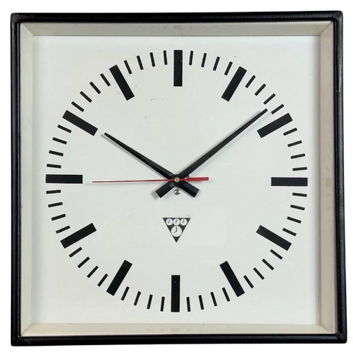 Horloge murale carrée industrielle noire de Pragotron, années 1970