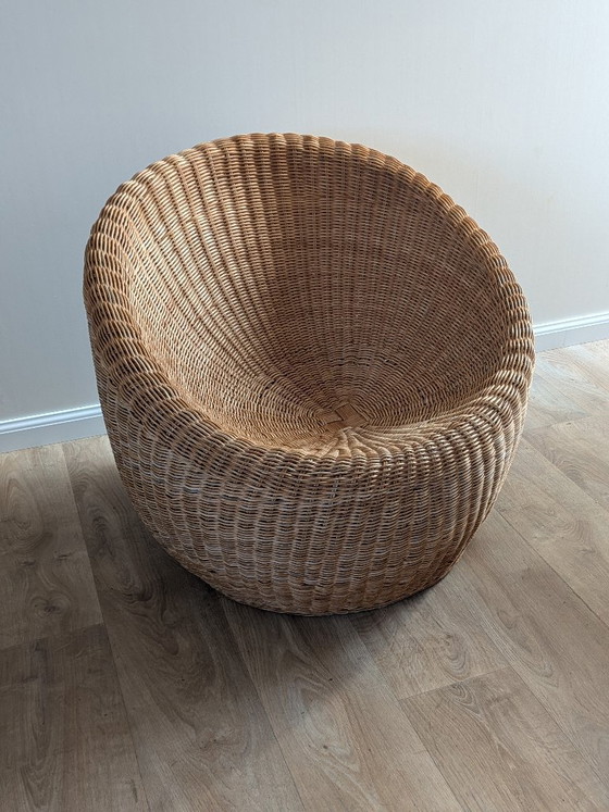 Image 1 of Fauteuil lounge « Nid d’oiseau » en rotin, style milieu du XXe siècle – Attribué à Isamu Kenmochi (années 1960)