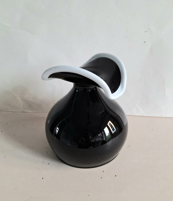 Image 1 of Jerzy Stuczan Orkusz design Glassware Poland. Vase noir avec col blanc. Type Napoléon Huta.