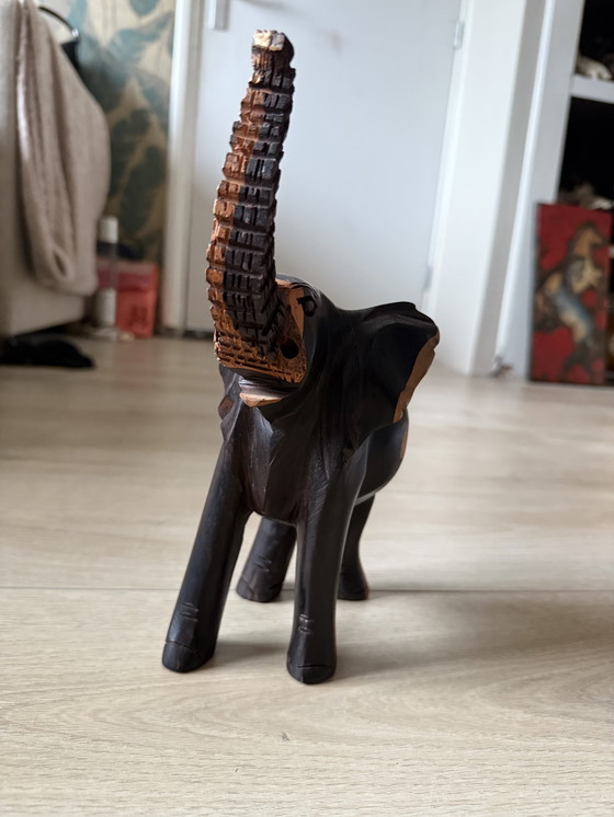 Image 1 of Handgeschnitzte Elefantenfigur aus Holz – Rustikale Wohndekoration