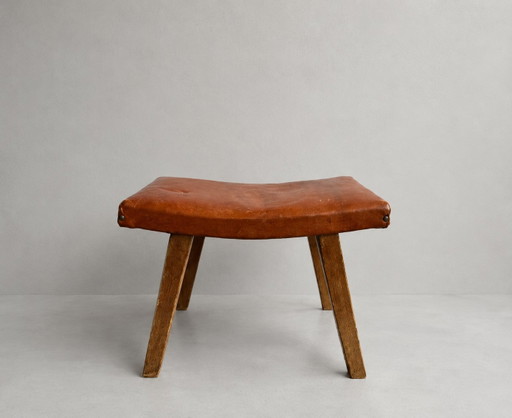Pouf/sgabello affusolato in legno stile brutalista di metà secolo, colore cognac, anni '60.