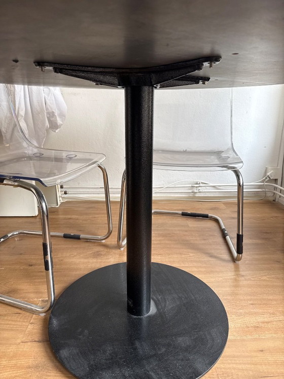 Image 1 of Ronde marmeren eettafel met zwarte voet