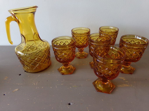 Carafe et ses 6 verres couleur ambré