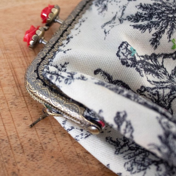 Image 1 of Portefeuille Toile de Jouy, trousse à maquillage à motif baroque et fermoir rose