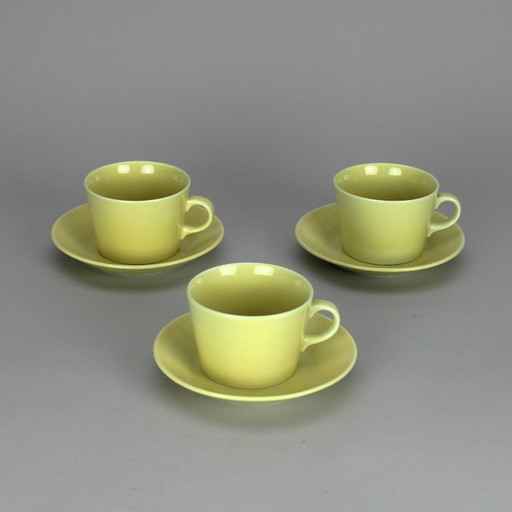Kaj Franck (1911-1989) Juego de tres tazas y platillos, modelo Kilta, fabricante Arabia Finland, década de 1960.