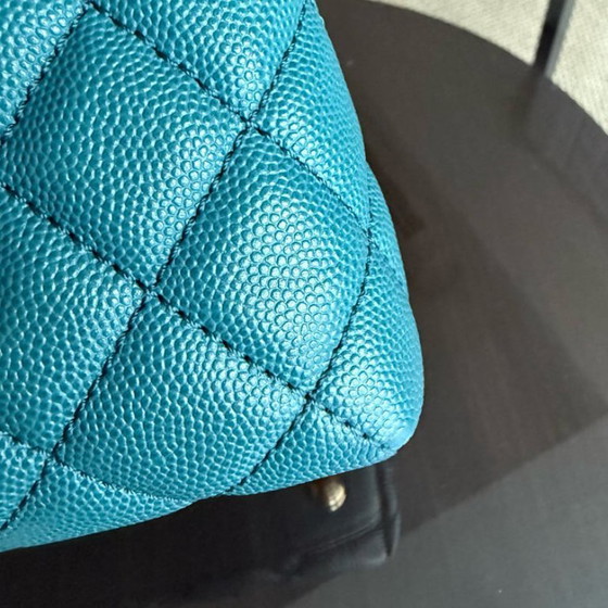 Image 1 of Chanel Coco Handle Small - Caviar trapuntato blu con finiture dorate Serie 28