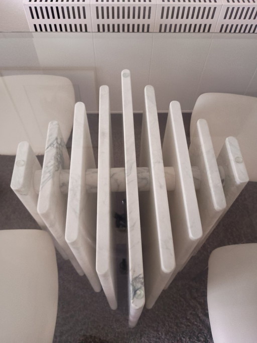 Designer-Tischgestell aus Marmor mit Glasplatte