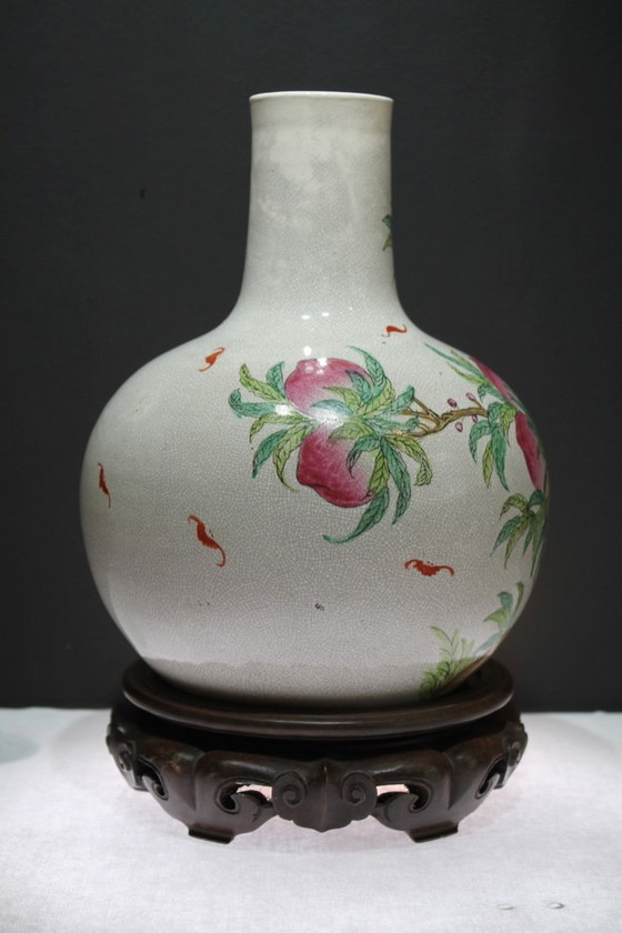 Image 1 of Vase bouteille en céramique chinoise à 9 pêches