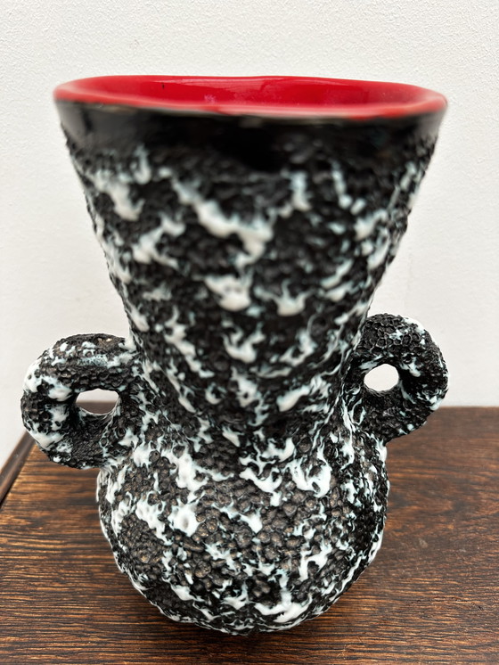 Image 1 of Vase à Oreilles Fat Lava Intérieur rouge - Attribué Vallauris H 21 cm